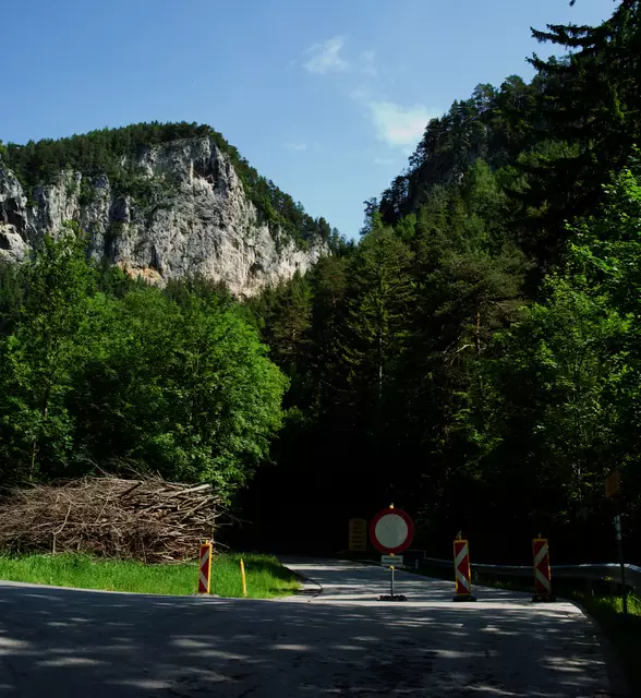 Die Kreuzung Richtung Schottwien zwingt die Verkehrsteilnehmer zurück auf den Semmering.