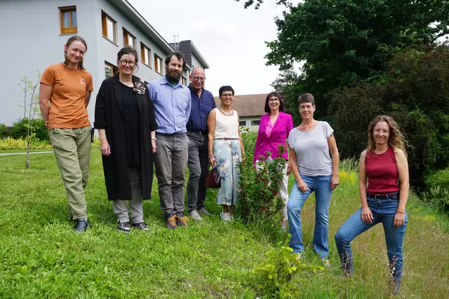 Bei einer Pressekonferenz im Seniorenpark HALLIT wurde das Bürgerbiotop vorgestellt und darüber gesprochen, welche Vorteile die neue Artenvielfalt im Seniorenpark für die Gesundheit der Bewohner hat.  | Foto: Martina Obertimpfler