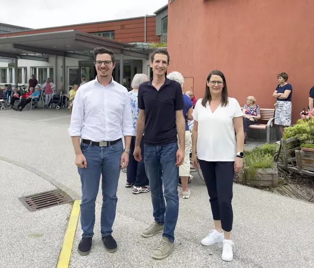 Stadtrat Christoph Colak, Heimleitung Georg Braunreiter, GR Doris Kobler (von links) | Foto: FPÖ Bezirk Kirchdorf