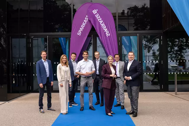 Auf dem Bild v.l.n.r.: Robert Steiger (Professor Universität Innsbruck), Moderatorin Kerstin Polzer, Florian Kahr (Teamleitung Kampagnen und Zielgruppen Tirol Werbung), Reinhard Klier (Fachgruppenobmann Seilbahnen), Andreas Kapferer (Partner Deloitte Tirol), Martina Entner (Landesvorsitzende Frau in der Wirtschaft Tirol), Patrick Götz (Vorstand Tiroler Sparkasse) und Hans Unterdorfer (Firmenkundenvorstand Erste Bank Oesterreich).