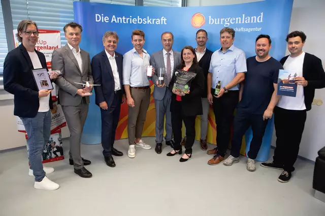 Landesrat Leonhard Schneemann, Geschäftsführer Michael Gerbavsits und StartUp Burgenland-Leiter Martin Trink mit den neuen Unternehmen des Burgenlandes. | Foto: Landesmedienservice