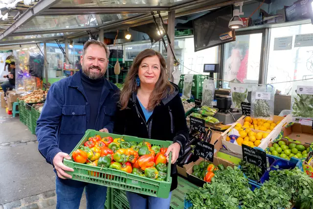 Markus Ornig und Ulli Sima mit frischem Gemüse am Markt.  | Foto: Stadt Wien/Christian Fürthner
