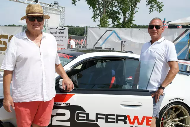 Alexander Müller und Paul Schäfer mit einem sportlichen Boliden der Marke BMW.
