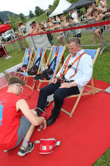 Ganz entspannt war Bürgermeister Helmut Linhart vor dem Sprung aus 65 Metern Höhe nicht. | Foto: Lederer