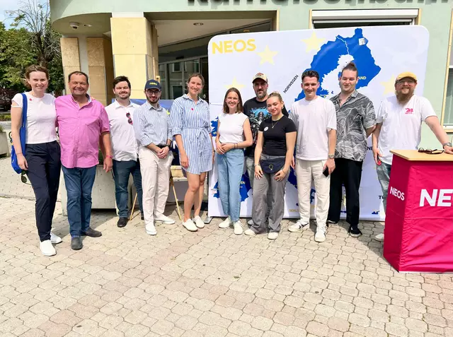 Europa in Pinkafeld: Sylvia Neuherz (Landesgeschäftsführerin NEOS Burgenland), Edi Posch (NEOS Gemeinderat Pinkafeld), Degenhard Trubacek, Philipp Gruber (beide Landesteam NEOS Burgenland), Stani Frank (stellvertretende Landessprecherin), Anna Stürgkh (EU-Abgeordnete), Thomas Mantsch (NEOS Burgenland), Lena Roposa (JUNOS), Michi Pröll (JUNOS), Marvin Feigl (JUNOS), Günter Ulreich (NEOS Oberwart) | Foto: NEOS