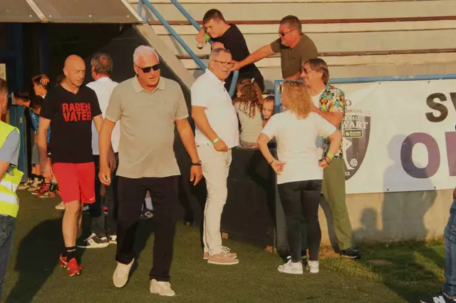 Toni Polster trainiert seit Jahren sehr erfolgreich die Wiener Viktoria und zeigt sich symphatisch bei seinen Auftritten - auch im Informstadion Oberwart.