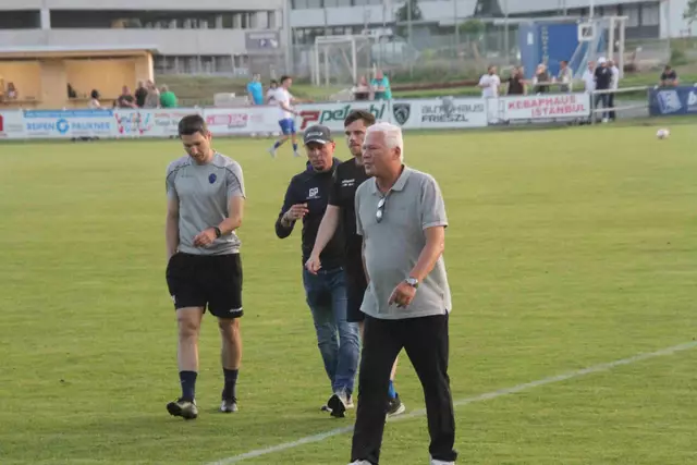 Trainer Toni Polster eilte zur Pause in die Kabine um vermutlich die richtige Ansprache an sein Team zu finden - nach Minuten kehrte er auf die Trainerbank zurück um das 1:1 durch Dominik Rotter zu erleben (46.).