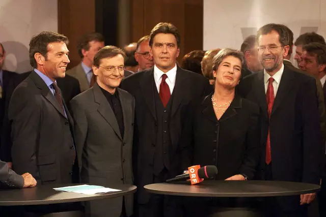 Im Anschluss zur Nationalratswahl 1999, von links: Jörg Haider (FPÖ), Wolfgang Schüssel (ÖVP), Alt-Bundeskanzler Viktor Klima (SPÖ), Heide Schmidt (LIF) und der heutige Bundespräsident Alexander Van der Bellen (Grüne). | Foto:  Harald Schneider / APA / picturedesk.com