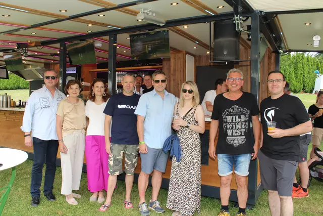Ehrengäste am See (v. l.): Helmut Linhart, Stefanie Galler, Susanne Haubenhofer, Jörg Trutzenberger, Thomas Apfelthaler mit Gattin, Reinhard Wölkart und Heimo Ortner | Foto: Lederer