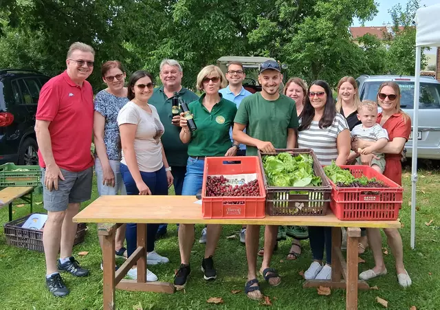 Bauernmarkt in Kobersdorf mit Werner und Karla Schöll, Teresa Wilfinger, Franz Reitter, Christa Reiner, Philip Kainzbauer, Julian Tröscher, Sabine Beisteiner, Katharina Wilfinger, Janine Beistiner und 
Katharina Kuzmits mit Sohn Paul. 
 | Foto: Werner Schöll