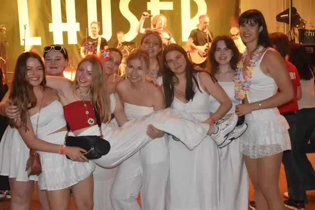 Geburtstagskind Leonie Mühler wurde auf Händen getragen. | Foto: Michael Strini