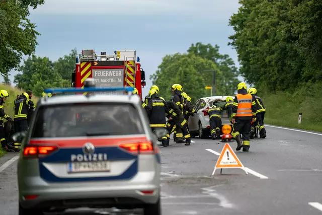 Die Feuerwehr St. Martin im Mühlkreis sicherte die Unfallstelle ab. | Foto: TEAM FOTOKERSCHI / MARTIN SCHARINGER
