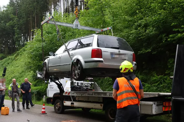 In St. Agatha hat Samstagfrüh eine Person die Kontrolle über ein Auto verloren und ist von der B130 Nibelungenstraße abgekommen.  | Foto: laumat.at/Matthias Lauber