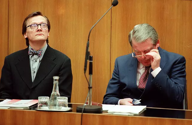 Mit der Fliege als Erkennungsmerkmal: Der damalige Vizekanzler Wolfgang Schüssel (l., ÖVP) und Kanzler Franz Vranitzky (SPÖ) im Nationalrat 1996. | Foto:  Robert Jäger / APA / picturedesk.com