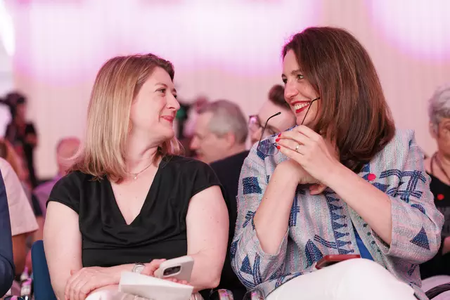 Vizebürgermeisterin Bettina Emmerling (l.) und Klubobfrau Selma Arapovic bei der Landesmitgliederversammlung der Neos Wien. | Foto:  TOBIAS STEINMAURER / APA / picturedesk.com