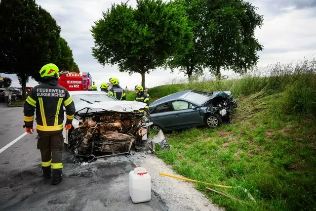 Einsatz für die Feuerwehr bei Crash auf der L1056 Weikerdinger Straße. | Foto: Pressefoto Scharinger/Daniel Scharinger