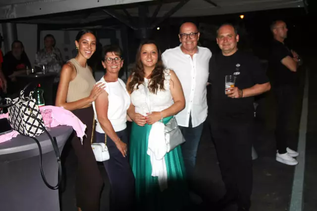 Bürgermeister Georg Rosner freute sich mit seiner Stadträtin Manuele Horvath und mit Mario Raba sowie Gattin Dagmar über den versöhnliche Saison-Abschluss in der Regionalliga Ost.