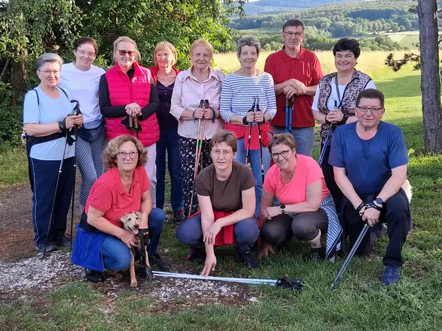 Margarete Sachs, Karla Schöll-Tritremmel, Christine Scharka, Maria Schweikert, Maria Schock, Susanne Hausensteiner, Erich Schock, Christine Binder. Vorne Rita Schwarz, Alexandra Degendorfer, Ursula und Gerhard Wildzeiss.
 | Foto: Werner Schöll