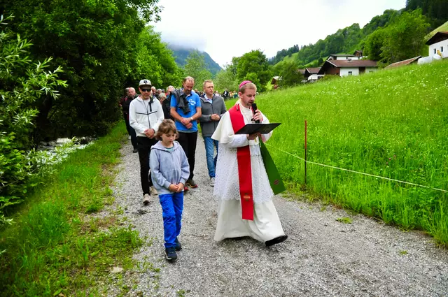 Abt Leopold begleitete den Zug am Uferbegleitweg vom Sportplatz bis ins Dorfzentrum. | Foto: Hassl