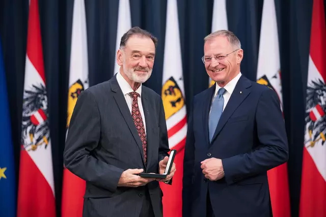 Geehrter Maximilian Strasser (links) und LH Thomas Stelzer | Foto: Land OÖ