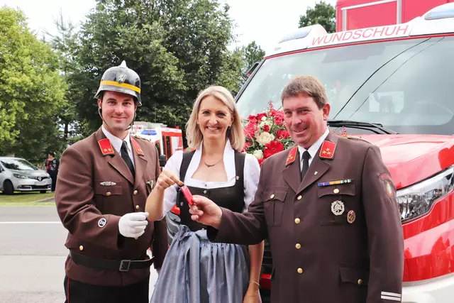 Bgm. Barbara Walch übergab den Schlüssel für den neuen Feuerwehr-LKW an HBI Michael Kainz (re) und OBI David Pettinger von der FF Wundschuh. | Foto: Edith Ertl