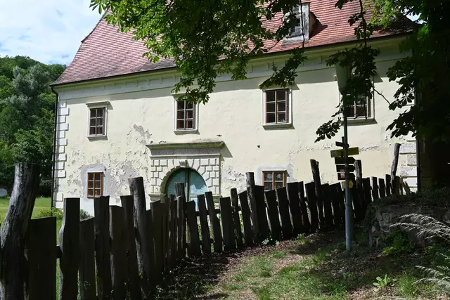 Alte, ehemalige Mühle, dort beginnt, rechts vorbei der Wanderweg