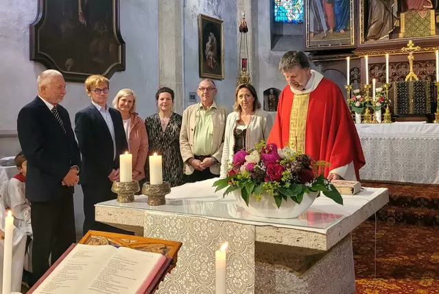 Angelobt von Pfarrer Karl Sperker wurde das Seelsorgeteam Waldneukirchen: Ernest Ulbrich, Karl Huber, Marijana Gsöllhofer, Laura Pöllhuber, Harald Richter und Susanne Bergmair-Russmann (von links)