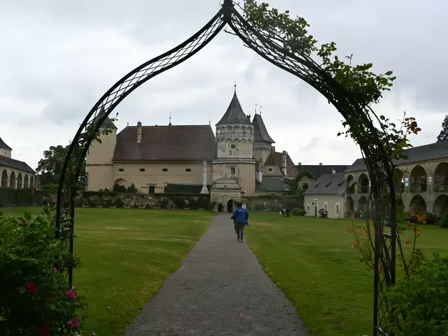 Eingang zum Turnierplatz und Schloss