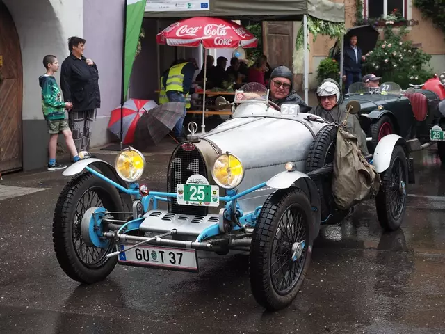 Echte Oldtimer Fahrer sind wasserfest und hart im Nehmen.