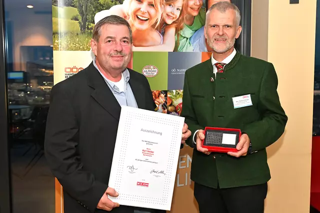 Bäcker Karl Haider (links) erhielt im Herbst 2024 von Landesinnungsmeister Reinhard Honeder eine Ehrung für sein 40-jähriges Unternehmerjubiläum. | Foto: Wolfgang Kunasz/eventfoto.at