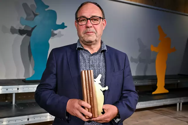 Manfred Schild mit dem Österreichischen Komödienpreis Porcia | Foto: Gabriele Grießenböck
