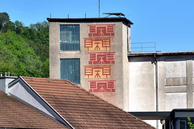 Sgraffito mit Symbolcharakter von Gerulf Wilhelm am Stiegenhaus-Turm der alten Bene-Fabrik im Waidhofner Stadtteil Zell. | Foto: Hans-Peter Kriener