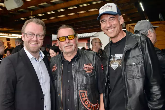Biker trifft auf Politiker und Weinkenner: Crusader-Präsident Alex Casanova (M.) begrüßte auch Robert "Holz mit Herz" und ÖVP-Gemeinderat Pfisterer (l.) und Martin Reinelt (Vino Neustadt). | Foto: Sascha Trimmel