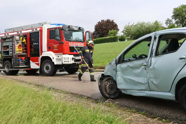 Die Einsatzkräfte zweier Feuerwehren wurden zur Personenrettung bei einem Verkehrsunfall auf der B143  in Eberschwang alarmiert. | Foto: laumat.at/Matthias Lauber