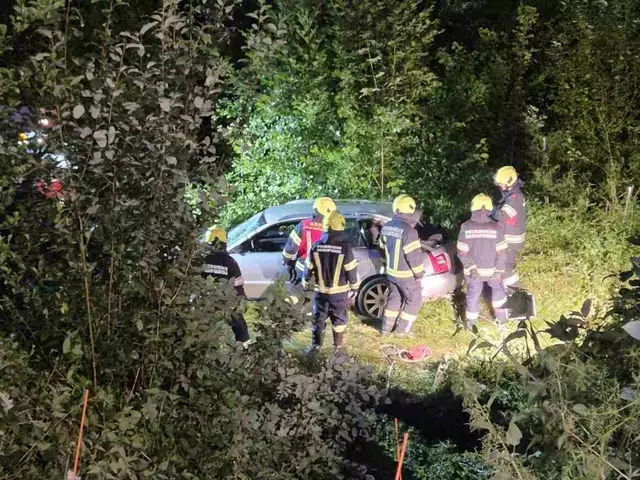 Vier der fünf Mitfahrer wurden verletzt, der 21-Jährige im Kofferraum schwer. Die Verletzten wurden ins Kepler Uniklinikum und ins Klinikum Mostviertel in Amstetten eingeliefert.  | Foto: FF Baumgartenberg