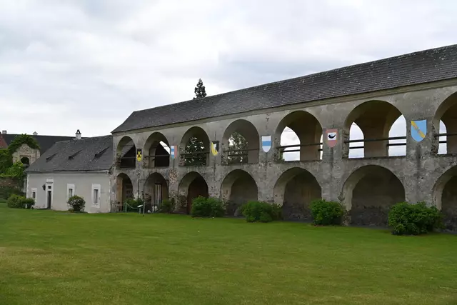 Vorne ist der Zugang vom Turnierplatz zur Aussichtsterrasse wo die Flugvorführungen stattfinden