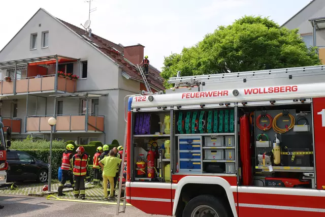 Die Einsatzkräfte drangen sofort in die betroffene Wohnung vor, wo ein Küchenbrand festgestellt werden konnte.  | Foto: laumat.at/Matthias Lauber