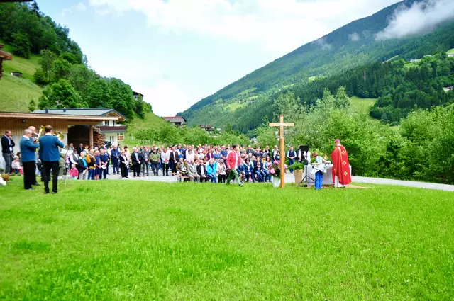 An jenem Platz, wo der Saigesbach in die Melach mündet,  gab es einen Gottesdienst. | Foto: Hassl