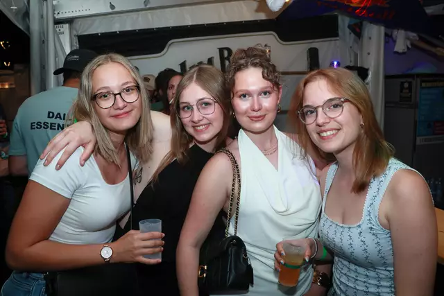 Helene, Sara, Hanna und Alex (v.l.) aus Gampern genossen die ausgelassene Stimmung in Schörfling. | Foto: Helmut Klein