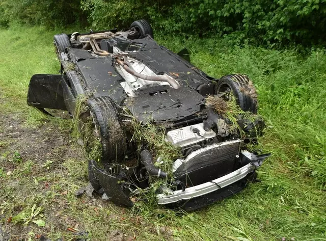 Der Unfallfahrer soll alkoholisiert gewesen sein. Mit im Auto befanden sich eine Frau und zwei Kinder. | Foto: LPD Wien