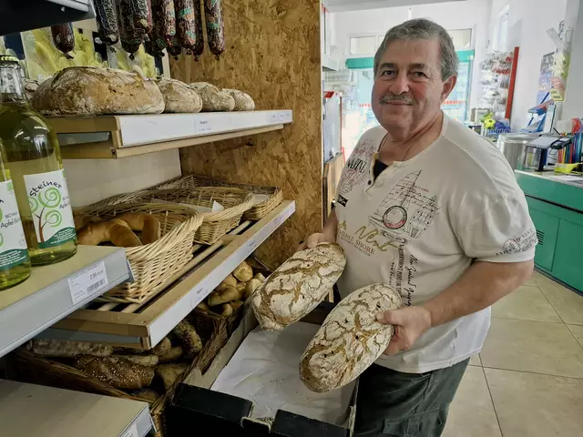 Nach 49 Jahren in der Backstube ist für Karl Haider aus Bad Kreuzen Schluss.  | Foto: Zinterhof