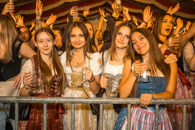 Ausgelassene Stimmung am Katsdorfer Zeltfest. | Foto: Photography Tobias Schartner