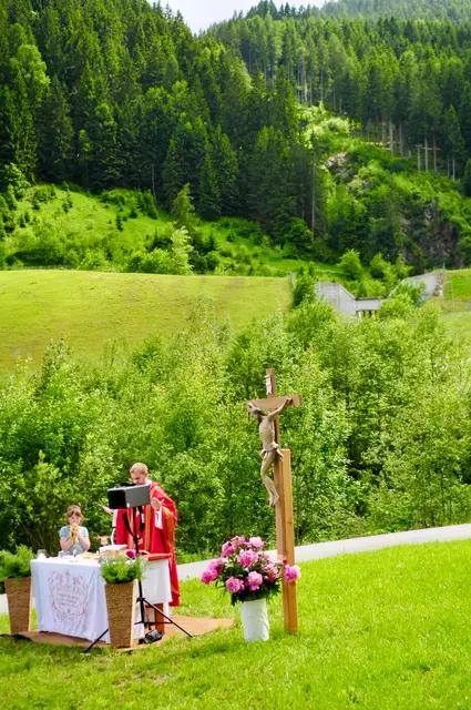 Hl. Messe mit Blick auf den "Verursacher": Im Hinterrund ist die Schneise, die der Saiges geschlagen hat, ebenso zu erkennen wie die neue Geschiebesperre. | Foto: Hassl