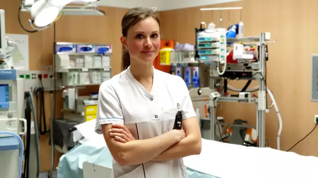 Katharina Dürager aus Salzburg, Diplomierte Gesundheits- und Krankenpflegerin am Kardinal Schwarzenberg Klinikum, ist eines der sechs Testimonials der Pflegekampagne "Pflege ist stark!'. | Foto: Land Salzburg/Sophie Huber-Lachner