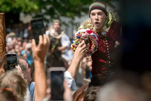 Den Blumenkranz souverän aufgegabelt: Andreas Mörtel.