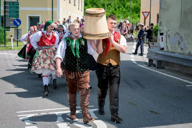 Um diese Kufe - ein Holzbottich - wird "gekämpft". Vorher wird die Kufe aber unter großem Applaus auf den Marktplatz gebracht und auf eine Holzsäule gesteckt.