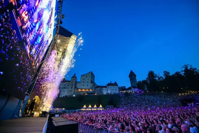 Unvergleichliche Atmosphäre auf Burg Clam – heuer unter anderem mit Joe Bonamassa, Fäaschtbänkler, Sting, Deichkind und Parov Stelar. | Foto: W. Stecher