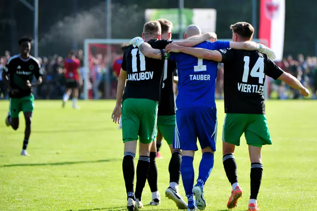 Wacker-Goalie Lukas Tauber wurde zuerst gefeiert, dann gab es ein Gegentor und noch vor dem Elferschießen musste er vom Feld. | Foto: Hassl