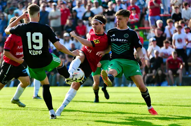 Solche Szenen gab es im Mittelfeld während der gesamten Spielzeit häufig. | Foto: Hassl