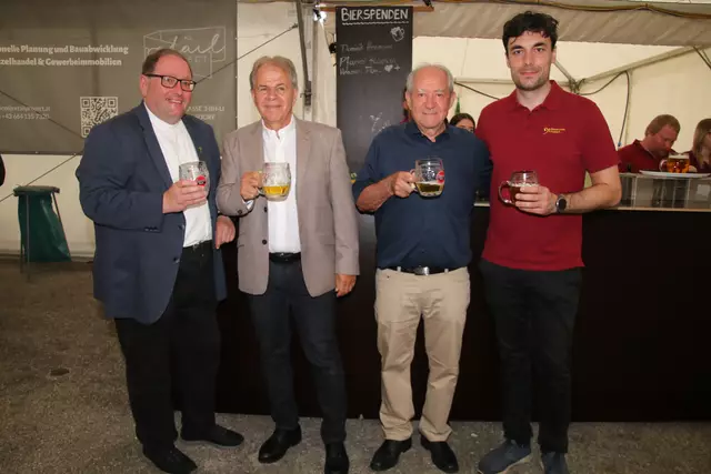 Pfarrer Roman Schwarz, Bürgermeister Harald Neumayer, Messner Hans Schneider und Kapellmeister Michael Halverson. 